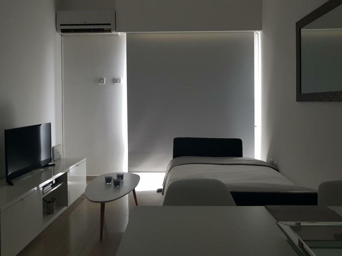 City Pearl - Modern 2 Bed Sea View Apt In City Centre Limassol Exteriör bild